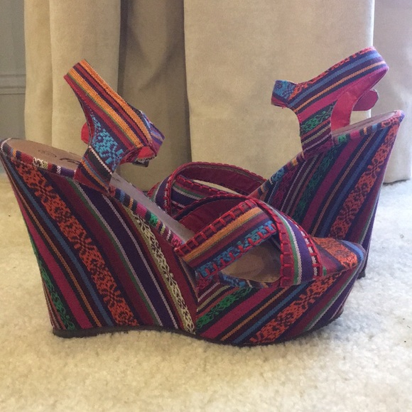 Multicolored Tribal Print Wedges - Picture 6 of 6
